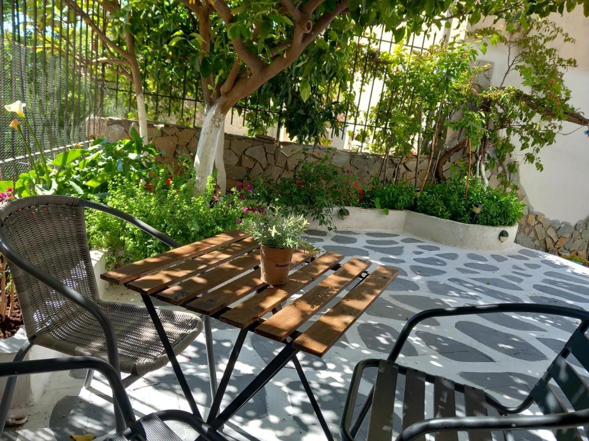 Studio In Garden Poros Town Exteriör bild